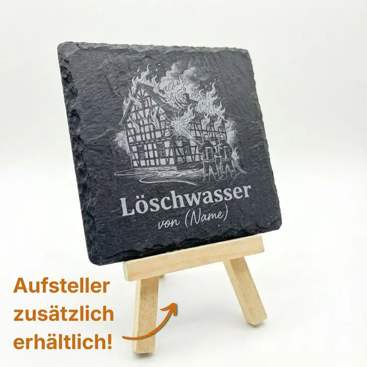 Schieferuntersetzer mit Feuerwehr-Gravur auf Holzstaffelei mit Hinweis auf optionalen Aufsteller