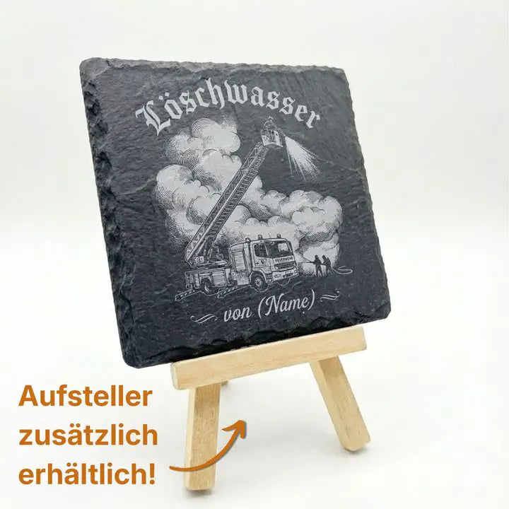 Schiefer Moment Untersetzer mit Feuerwehr-Motiv auf Holzstaffelei mit Hinweis auf optionalen Aufsteller