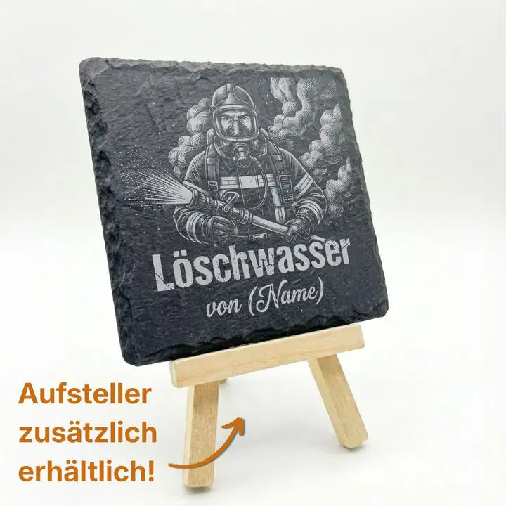 Schiefer Untersetzer mit Atemschutz-Gravur auf Holzstaffelei mit Hinweis auf optionalen Aufsteller