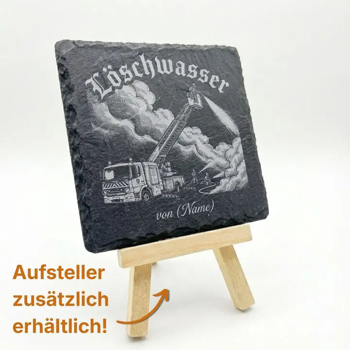 Schieferuntersetzer mit Feuerwehr-Loeschwasser-Motiv auf Holzstaffelei mit optionalem Aufsteller