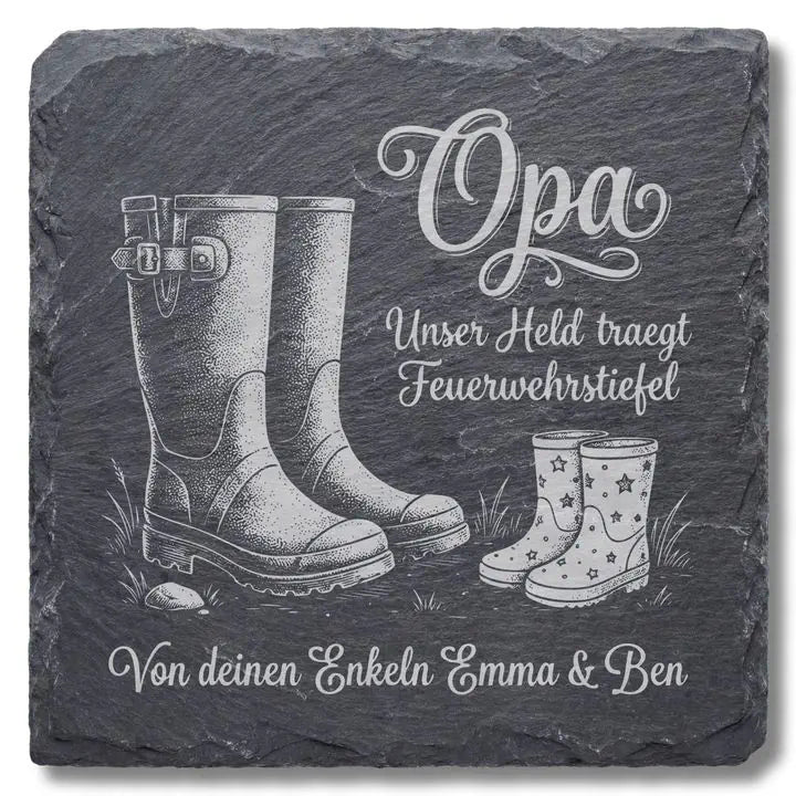 Schiefer Moment Untersetzer mit Feuerwehrstiefel-Gravur Opa Unser Held auf weissem Hintergrund