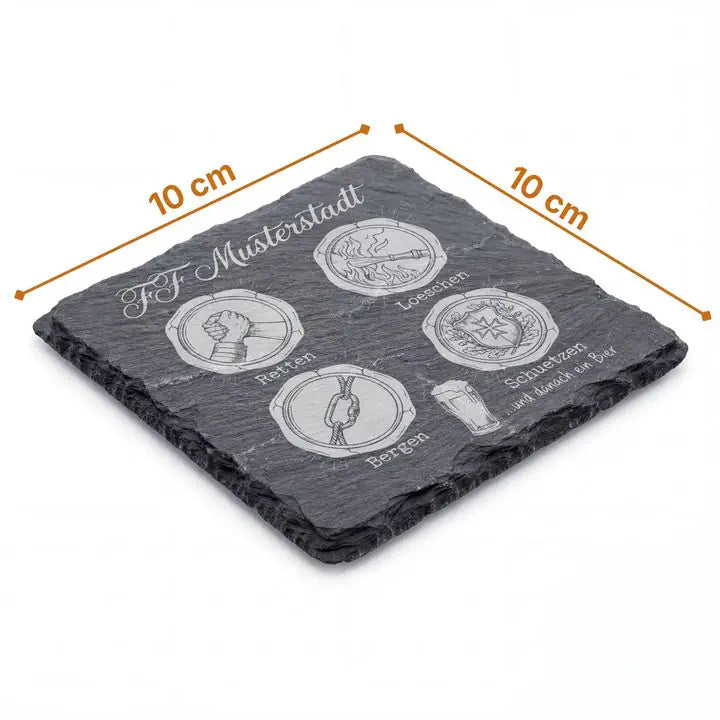 Schieferuntersetzer 10x10 cm mit detaillierter Feuerwehr-Gravur und Massangaben auf weissem Hintergrund