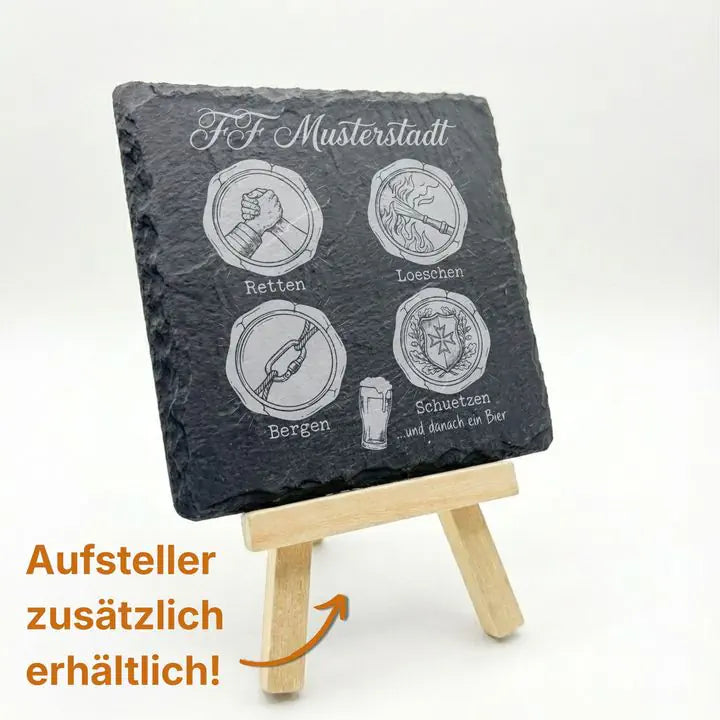 Schiefer Moment Feuerwehr-Untersetzer mit Malteserkreuz-Gravur auf Holzstaffelei mit optionalem Aufsteller