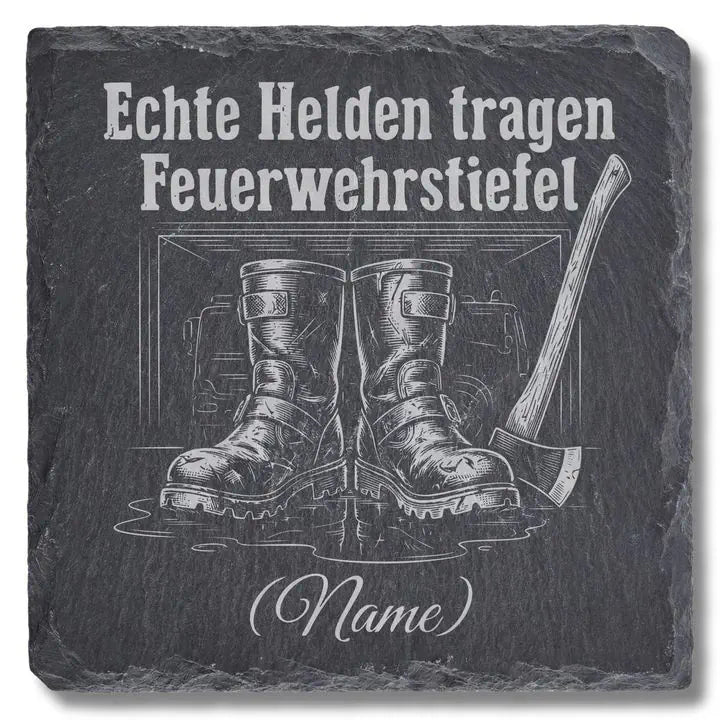 Schiefer Moment Untersetzer mit Feuerwehrstiefel-Gravur und Spruch auf schwarzem Schiefer freigestellt