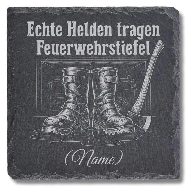 Schiefer Moment Untersetzer mit Feuerwehrstiefel-Gravur und Spruch auf schwarzem Schiefer freigestellt