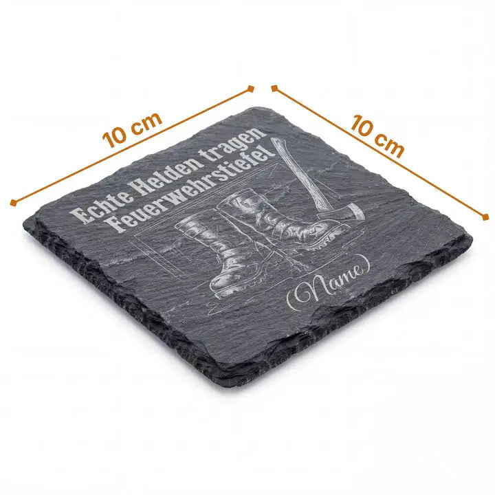 Schieferuntersetzer 10 x 10 cm mit Feuerwehrstiefel-Gravur und Massangaben freigestellt