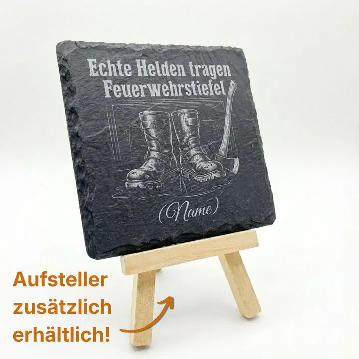 Schiefer Untersetzer mit Feuerwehr-Motiv auf Holzstaffelei mit optionalem Aufsteller