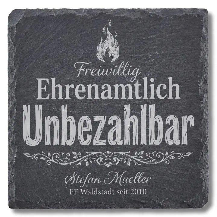 Schiefer Moment Untersetzer mit Feuerwehr-Gravur Freiwillig Ehrenamtlich Unbezahlbar auf Schiefer freigestellt