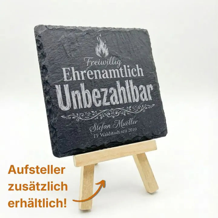 Schieferuntersetzer mit Feuerwehr-Gravur und Ornamentik auf Holzstaffelei mit optionalem Aufsteller