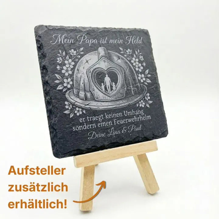 Schieferuntersetzer mit Feuerwehr-Gravur und Spruch auf Holzstaffelei mit Hinweis zum Aufsteller