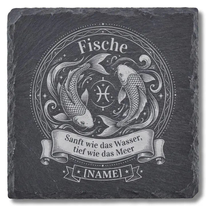 Schiefer Moment Untersetzer mit Sternzeichen Fische Gravur und Koi-Motiv auf weissem Hintergrund