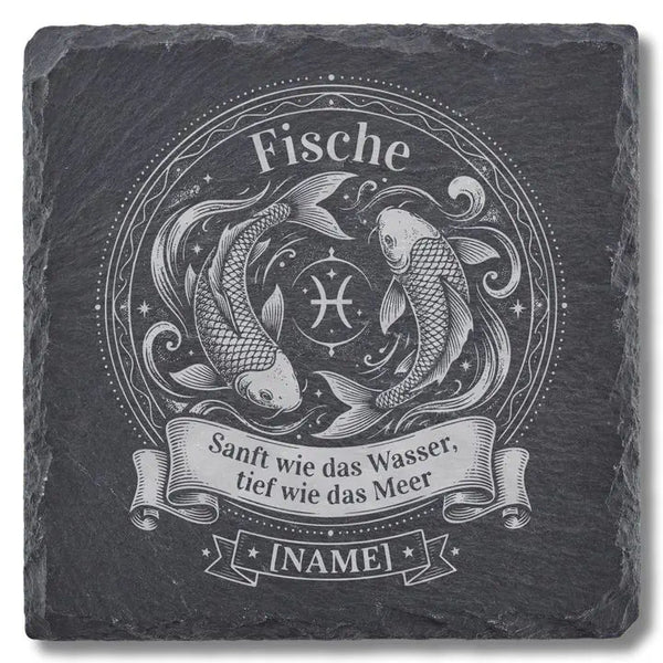 Schiefer Moment Untersetzer mit Sternzeichen Fische Gravur und Koi-Motiv auf weissem Hintergrund