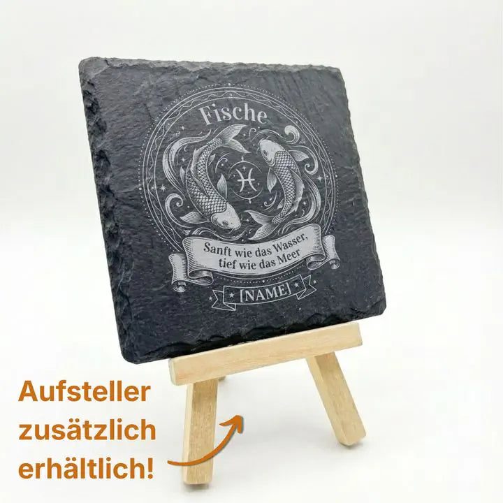 Schiefer Untersetzer mit Fische-Gravur auf Holzstaffelei mit Hinweis auf optionalen Aufsteller