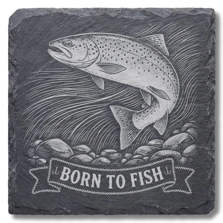 Schiefer Moment Untersetzer mit Forellen-Gravur Born to Fish auf weißem Hintergrund freigestellt