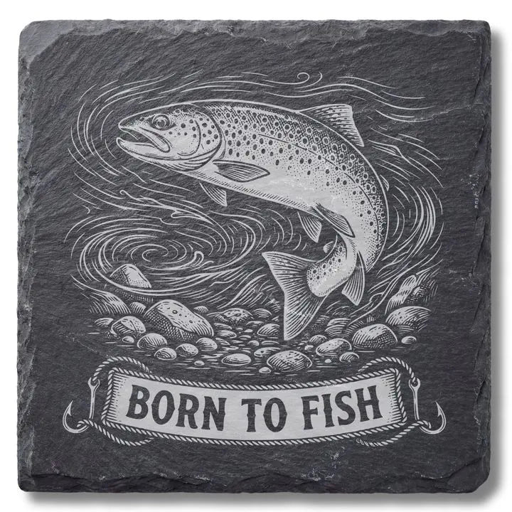 Schiefer Moment Untersetzer mit Forellen-Gravur Born to Fish auf weißem Hintergrund freigestellt