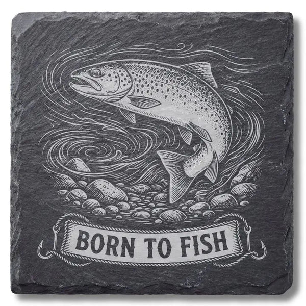 Schiefer Moment Untersetzer mit Forellen-Gravur Born to Fish auf weißem Hintergrund freigestellt