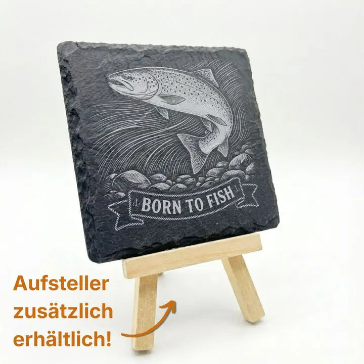 Schiefer Untersetzer mit Vintage-Forellen-Gravur Born to Fish auf Holzstaffelei präsentiert