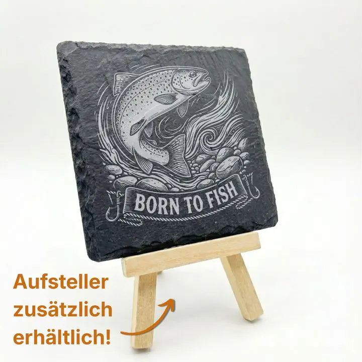 Schiefer Untersetzer mit Forellen-Gravur Born to Fish auf Holzstaffelei mit Aufsteller-Hinweis