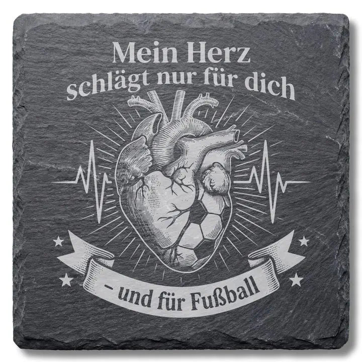 Schiefer Moment Untersetzer mit Fussball-Herz-Gravur und Spruch auf weissem Hintergrund freigestellt
