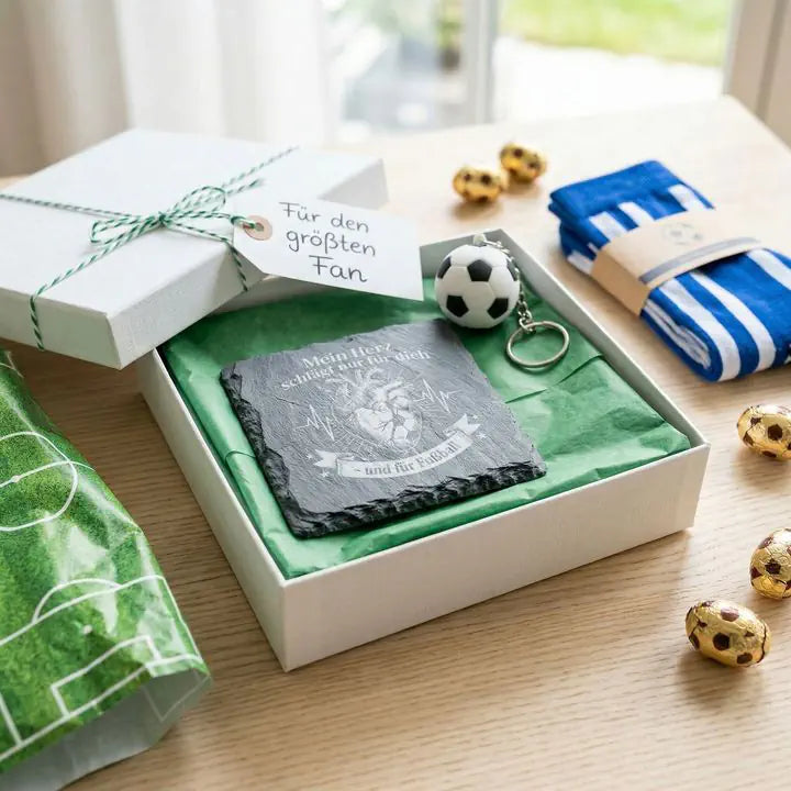 Schiefer Moment Untersetzer mit Herz-Fussball-Motiv im weissen Geschenkkarton auf Holztisch