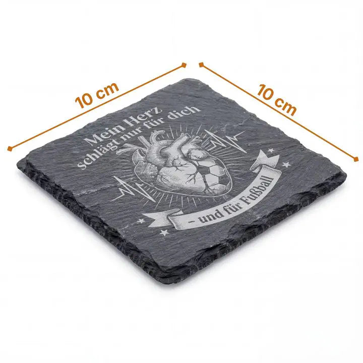 Schiefer Moment Untersetzer 10 x 10 cm mit Fussball-Herz-Gravur und Massangaben