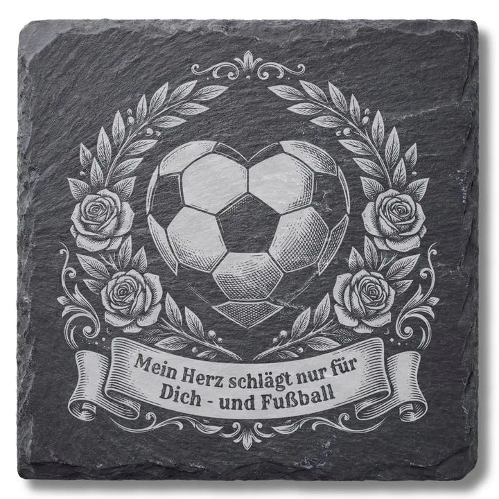 Schiefer Moment Untersetzer mit Fußball-Herz und Rosen-Gravur im Vintage-Stil, freigestellt auf weißem Hintergrund