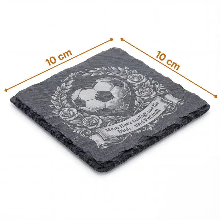 Schiefer Moment Untersetzer 10x10 cm mit Fußball-Herz-Motiv und Lorbeerkranz, Maßangaben sichtbar