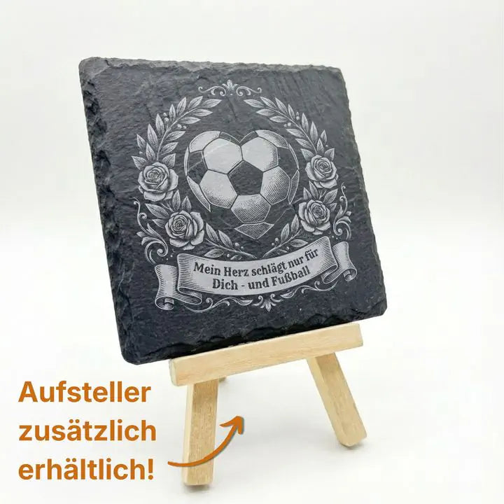 Gravierter Schieferuntersetzer mit Fußball-Romantik-Motiv auf Holzstaffelei, Aufsteller optional erhältlich