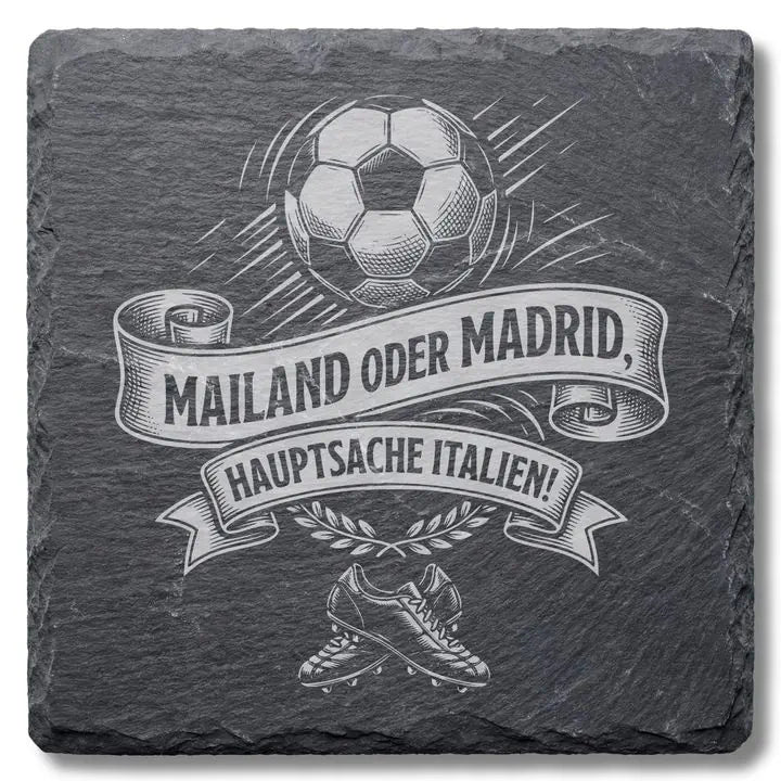 Schiefer Moment Untersetzer mit Fussball-Gravur Mailand oder Madrid Spruch auf weissem Hintergrund