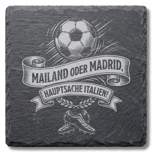 Schiefer Moment Untersetzer mit Fussball-Gravur Mailand oder Madrid Spruch auf weissem Hintergrund