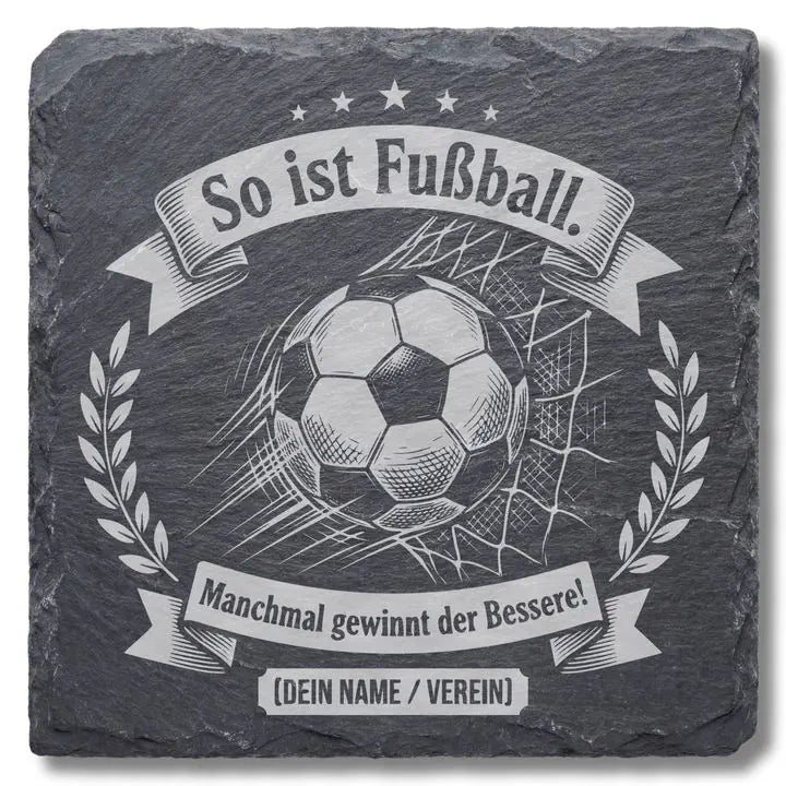 Schiefer Moment Untersetzer mit Fussball-Gravur und Spruch So ist Fussball auf schwarzem Naturstein freigestellt