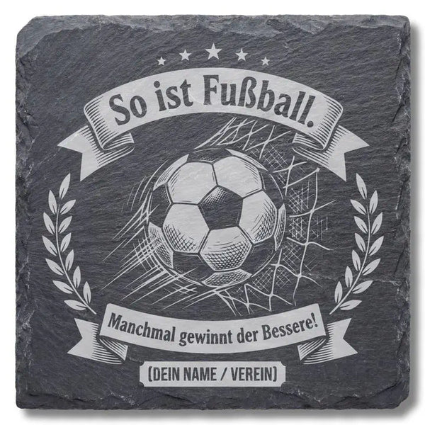 Schiefer Moment Untersetzer mit Fussball-Gravur und Spruch So ist Fussball auf schwarzem Naturstein freigestellt