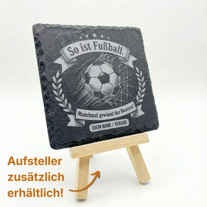 Schieferuntersetzer mit Fussball-Gravur und Banner-Typografie auf Holzstaffelei mit Hinweis zum Aufsteller