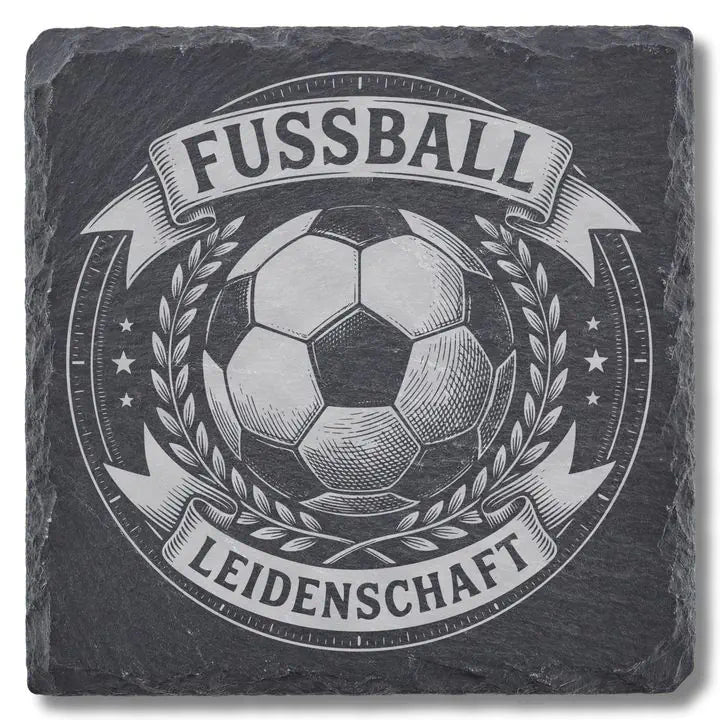 Schiefer Moment Untersetzer mit Fußball-Gravur im Vintage-Stil, freigestellt auf weißem Hintergrund mit Schlagschatten