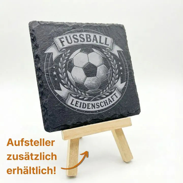 Schieferuntersetzer mit Fußball-Lorbeerkranz-Gravur auf Holzstaffelei, Hinweis Aufsteller zusätzlich erhältlich