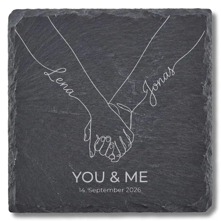 Schiefer Moment Untersetzer mit verschlungenen Haenden und You & Me Gravur auf weissem Hintergrund