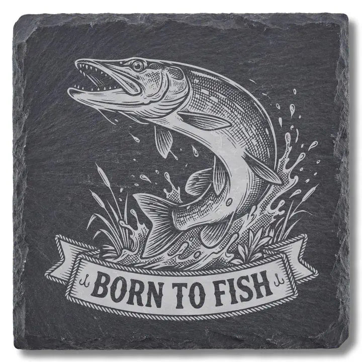 Schiefer Moment Untersetzer mit Hecht-Gravur Born to Fish auf weißem Hintergrund freigestellt