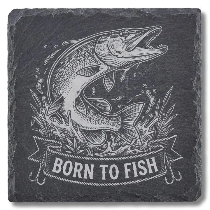Schiefer Moment Untersetzer mit Hecht-Gravur Born to Fish auf weißem Hintergrund freigestellt