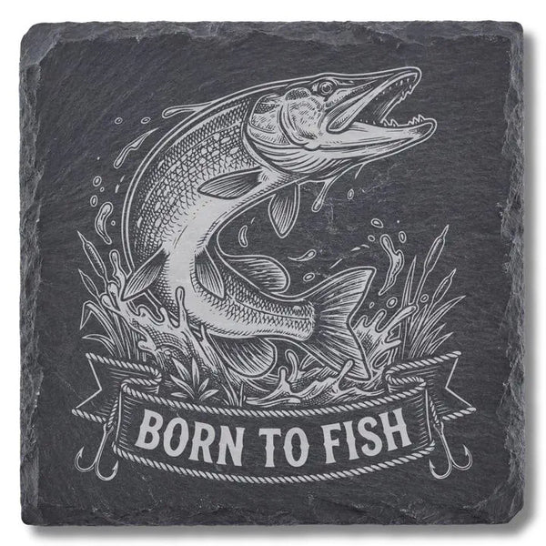 Schiefer Moment Untersetzer mit Hecht-Gravur Born to Fish auf weißem Hintergrund freigestellt