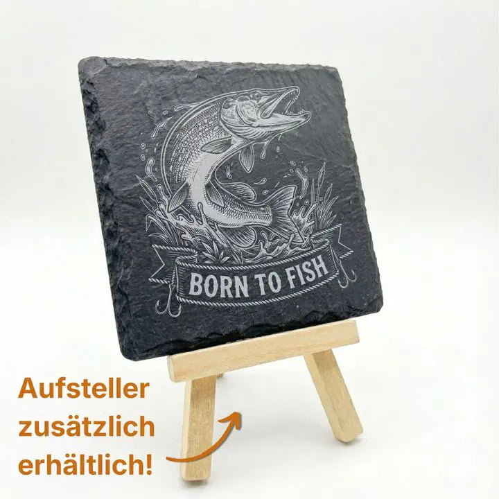 Schiefer Untersetzer mit Hecht-Gravur im Vintage-Stil auf Holzstaffelei mit Aufsteller-Hinweis