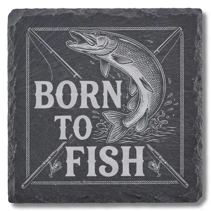 Schiefer Moment Untersetzer mit Born to Fish Hecht-Gravur auf weißem Hintergrund freigestellt
