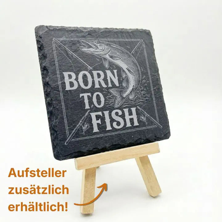 Schiefer Untersetzer mit Born to Fish Hecht-Gravur auf Holz-Staffelei mit Aufsteller-Hinweis