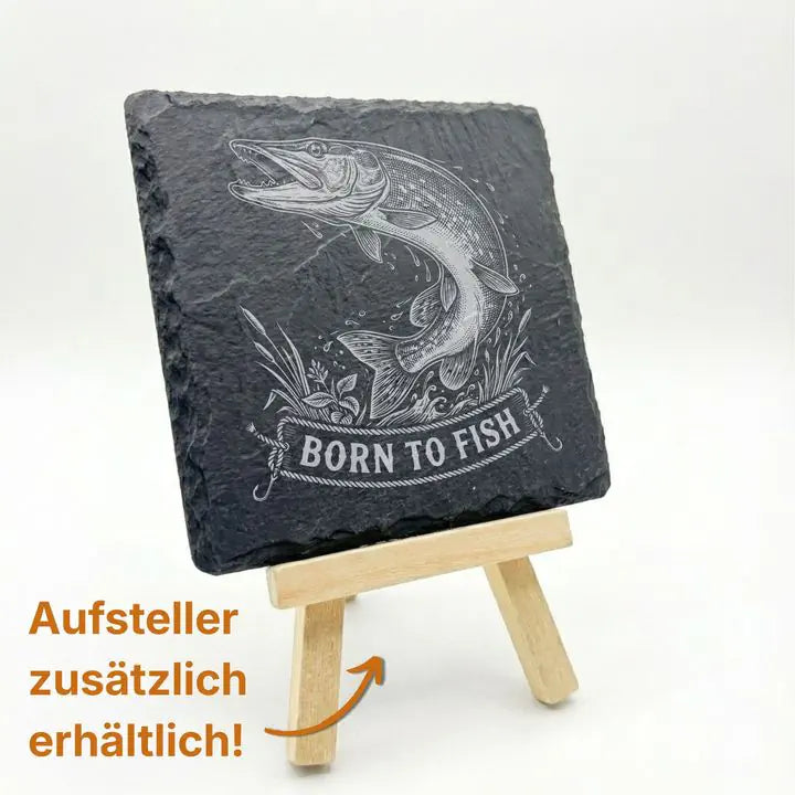 Schiefer Untersetzer mit Hecht-Gravur Born to Fish auf Holz-Staffelei mit Aufsteller-Hinweis