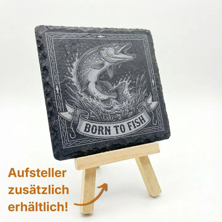 Schiefer Untersetzer mit Hecht-Gravur im Vintage-Stil auf Holzstaffelei mit Aufsteller-Hinweis