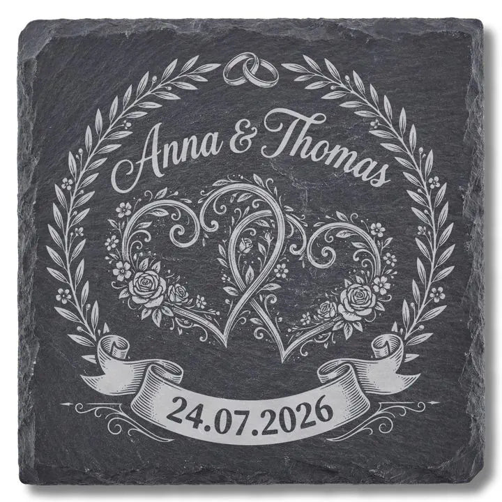 Schiefer Moment Untersetzer mit romantischer Rosen-Herz-Gravur und Namensschriftzug auf weißem Hintergrund