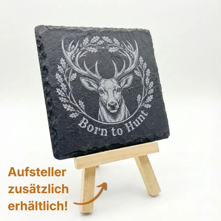 Schieferuntersetzer mit Vintage-Hirsch-Gravur auf Holzstaffelei mit Hinweis auf optionalen Aufsteller