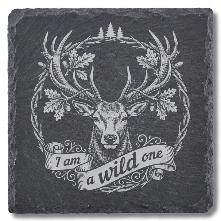 Schiefer Moment Untersetzer mit Hirsch-Gravur und Spruch I am a wild one auf weißem Hintergrund