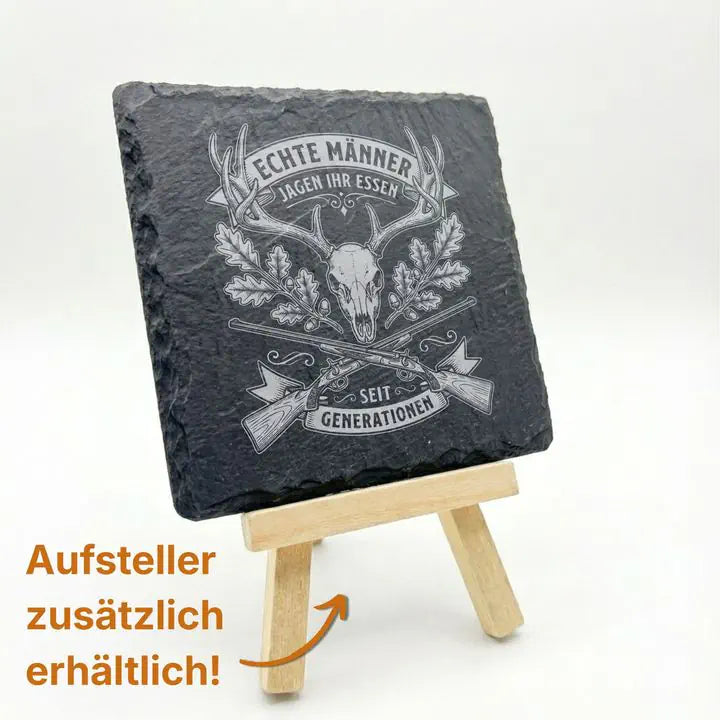 Schiefer Untersetzer mit Hirschschädel-Vintage-Gravur auf dekorativer Holzstaffelei präsentiert