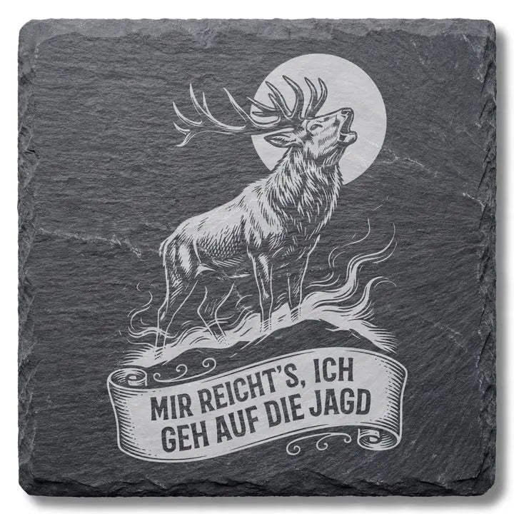 Schiefer Moment Untersetzer mit röhrendem Hirsch und Mond-Gravur auf weißem Hintergrund freigestellt