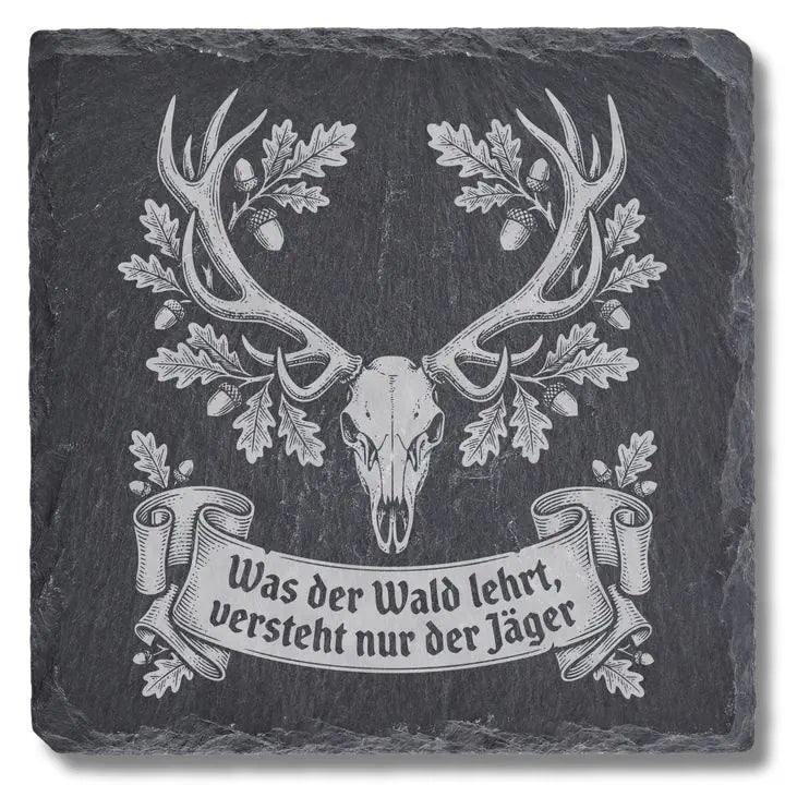 Schiefer Moment Untersetzer mit Hirschschädel-Gravur und Jagdspruch auf weißem Hintergrund